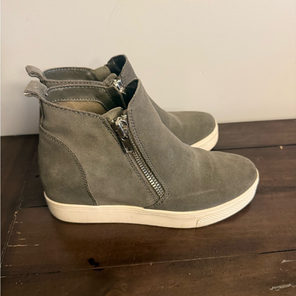 Steve Madden WEDGIE Suede Hidden Wedge Sneakers – Taupe/Gray – Women’s 8M